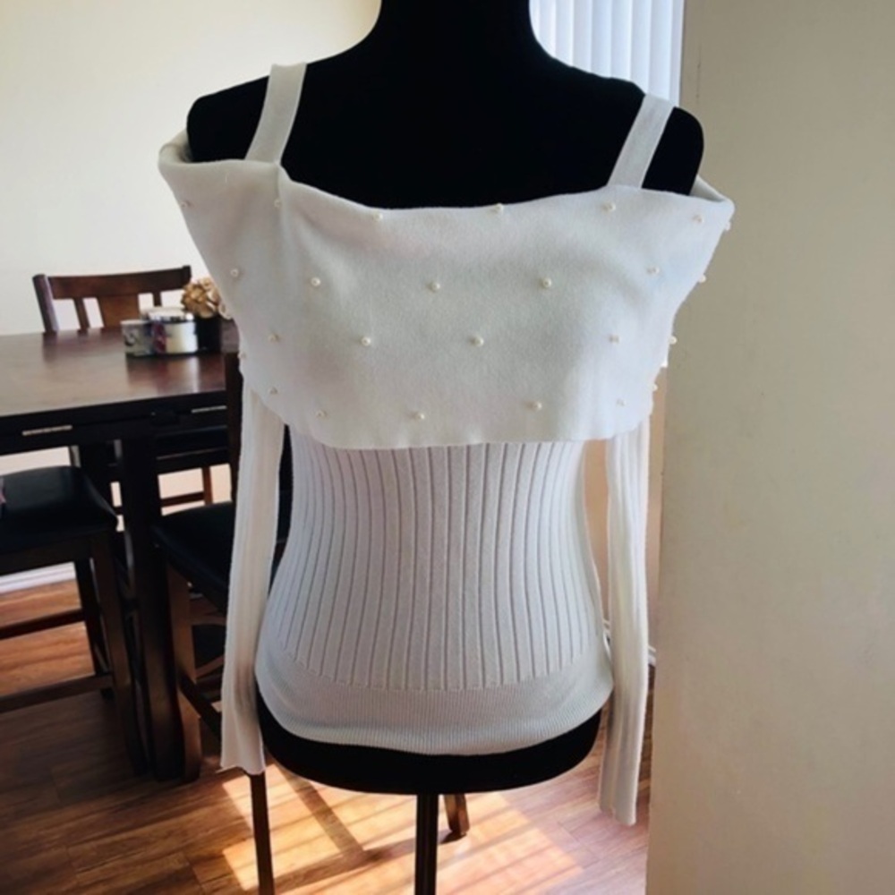 Women’s White Pearl Embellished Sweatshirt sz M